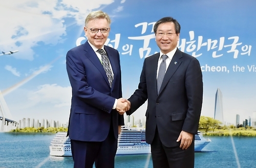 유정복 인천시장과 하워드 뱀지 GCF 사무총장