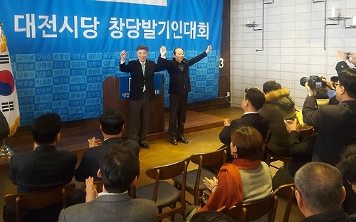 8일 오후 대전 중구 더 비엠케이컨벤션에서 열린 바른정당 대전시당 창당발기인대회에서 남충희(왼쪽부터)·김신호 공동창당준비위원장이 참석자들에게 인사하고 있다.