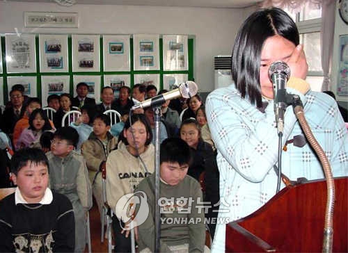 눈물 보인 마지막 졸업생