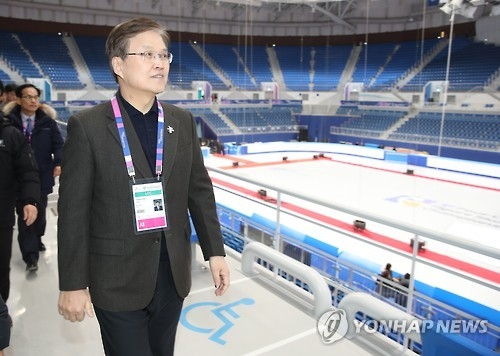 경기장 살펴보는 최양희 장관(강릉=연합뉴스) 김도훈 기자 = 최양희 미래창조과학부 장관이 10일 오후 강원도 강릉시 2018 평창 동계올림픽 점검차 강릉 아이스아레나를 방문해 경기장 시설을 살펴보고 있다. 2017.2.10superdoo82@yna.co.kr(끝)