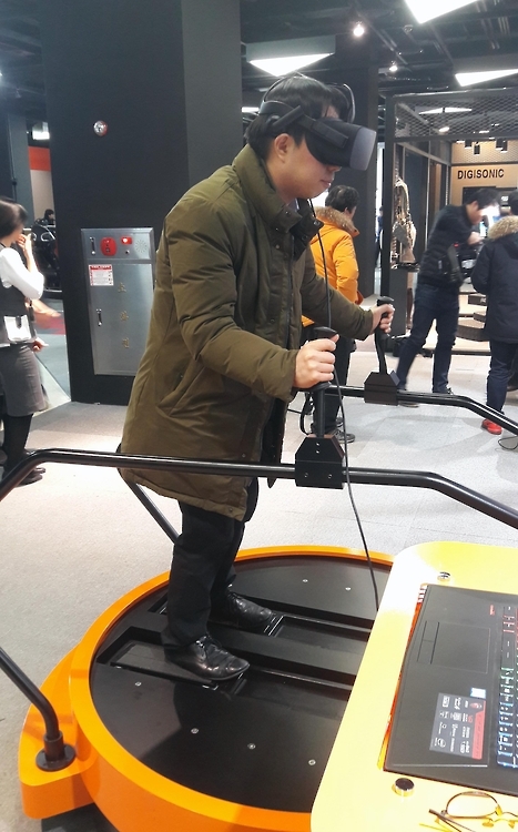 "찬바람 맞으며 진짜 설원 가른 듯"…VR 스키 타보니 - 1