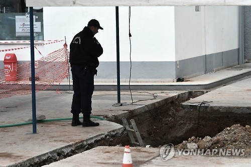 그리스 제2도시 테살로니키에서 발견된 2차대전 불발탄을 바라보고 있는 경찰관