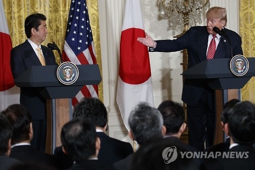 정상회담 후 기자회견을 하는 도널드 트럼프(오른쪽) 미국 대통령과 아베 신조 일본 총리 [AP=연합뉴스]