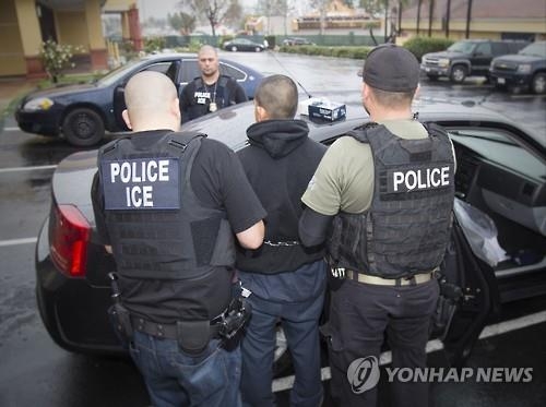 미 이민세관단속국 단속에 체포되는 이민자