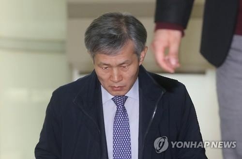 심각한 표정의 전경련 박찬호 전무(서울=연합뉴스) 한상균 기자 = 전경련 박찬호 전무가 13일 오후 서울중앙지법에서 열린 최순실씨와 안종범 전 청와대 정책조정수석의 재판에 증인으로 출석하고 있다. 2017.2.13xyz@yna.co.kr(끝)