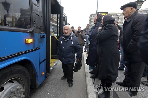 2차대전 대형 불발탄 제거작업을 위해 피신을 떠나는 그리스 테살로니키 시민들
