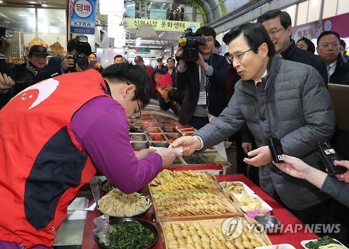 재래시장 방문한 황교안 대통령 권한대행 국무총리