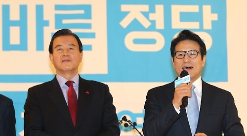 바른정당 정병국 대표가 15일 대전 중구 비엠케이(BMK)컨벤션 아이리스홀에서 열린 바른정당 대전시당 창당대회에서 인사말을 하고 있다. 왼쪽은 홍문표 의원. 2017.2.15