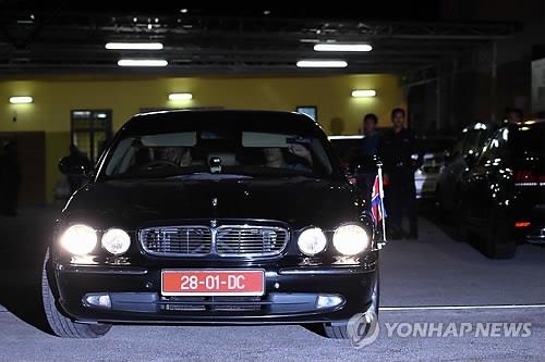 김정남 시신 7시간 부검 (쿠알라룸푸르 AFP=연합뉴스) 말레이시아의 쿠알라룸푸르 국제공항 인근 병원에 안치돼 있던 김정남의 시신은 15일 오전(현지시간) 경찰차의 호위를 받는 영안실 밴에 실려 쿠알라룸푸르 중심가의 쿠알라룸푸르 병원(HKL)로 옮겨졌다.김정남의 시신에 대한 부검이 시작된 것은 도착후 네시간여만인 낮 12시 45분께였다. 부검이 종료된 것은 7시간이 지난 오후 8시 전후였다. 사진은 이날 북한 대사관 차량이 부검이 진행된 HKL을 떠나는 모습으로, 북한은 이날 김정남의 시신을 즉각 인도하라고 요구했으나 말레이시아 당국은 이를 거부했다.bulls@yna.co.kr