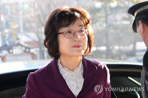 이정미 헌재소장 권한대행 출근(서울=연합뉴스) 이상학 기자 = 이정미 헌법재판소장 권한대행이 16일 오전 서울 종로구 재동 헌법재판소로 출근하고 있다. 2017.2.16leesh@yna.co.kr(끝)