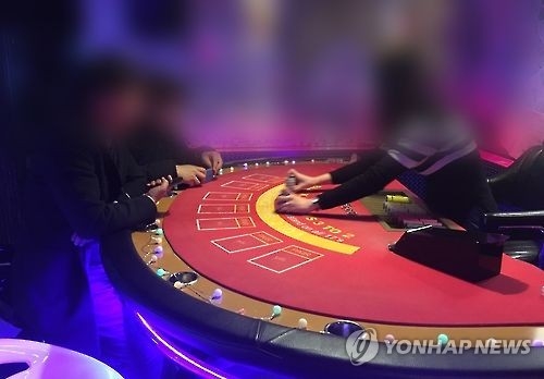광주 도심의 카지노형 술집. 손님들이 바카라 게임에 참여하고 있다.