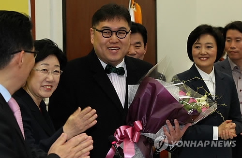 '나꼼수' 김용민, 한국당에 입당…與 "형사고발 검토" - 1