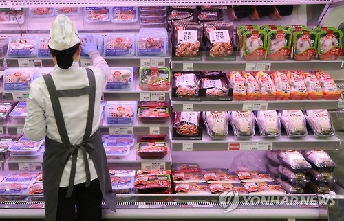 대형마트 매장에 진열된 닭고기 [연합뉴스 자료사진]
