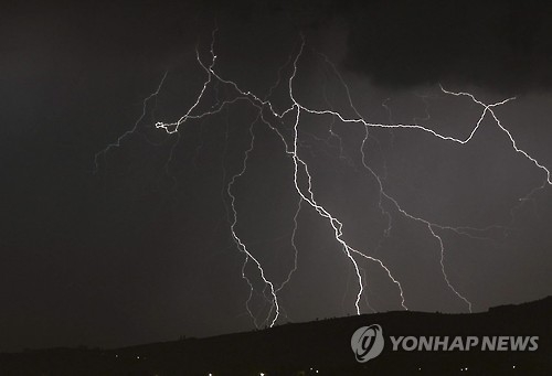 번개 치는 하늘