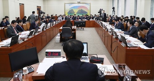 정무위, '인터넷 전문은행' 규제 완화 두고 여야간 시각차 - 1