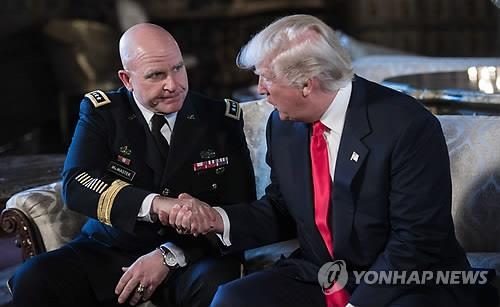 美백악관 새 NSC 보좌관에 임명된 맥마스터 중장(왼쪽)