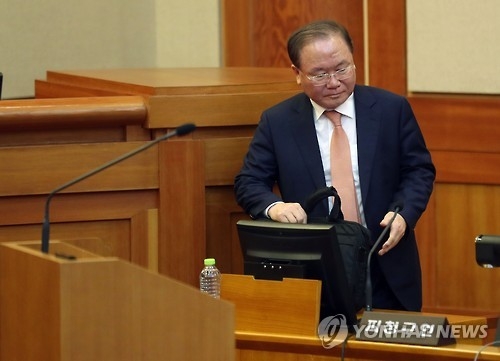 이동흡 전 재판관, 대통령 대리인단 합류(서울=연합뉴스) 신준희 기자 = 14일 오전 서울 종로구 헌법재판소에서 열린 박근혜 대통령 탄핵심판 13차 변론.박 대통령측 대리인단에 합류한 이동흡 전 헌재 재판관이 자리에 앉고 있다. 2017.2.14hama@yna.co.kr(끝)