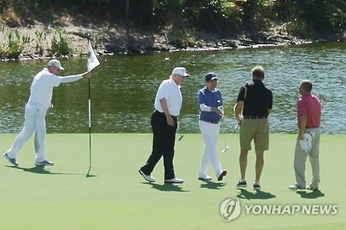 아베 신조 일본 총리와 마라라고 리조트에서 골프치는 트럼프(왼쪽에서 두번째)