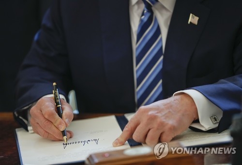 도널드 트럼프 미국 대통령이 지난 9일 행정명령에 서명하는 모습 [AP=연합뉴스 자