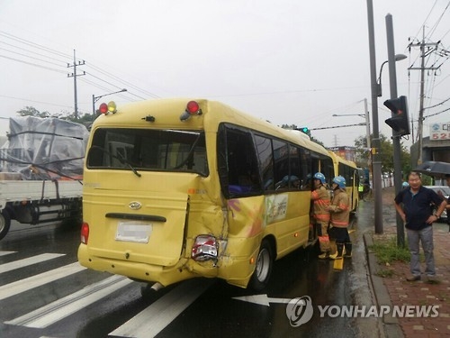 시내버스-어린이집 원생 통학버스 추돌