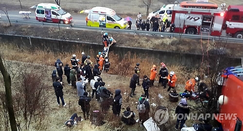 대학신입생 OT버스 5m아래 추락…1명 사망·44명 중경상(종합2보) - 2
