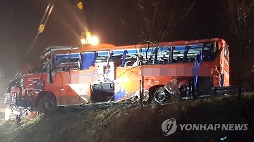 "좌우로 쿵, 쾅…2바퀴반 굴러" 추락버스 아찔했던 순간(종합) - 1
