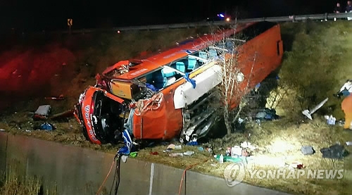 운전자도 목격자도 CCTV도 없어…OT버스 추락원인 '안갯속' - 2