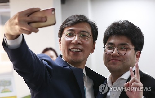 안희정, 하야론에 "대화·타협 시간 지났다…헌법절차대로 진행" - 1