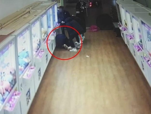 청주에서 중학생이 인형뽑기 기계로 들어가는 모습.