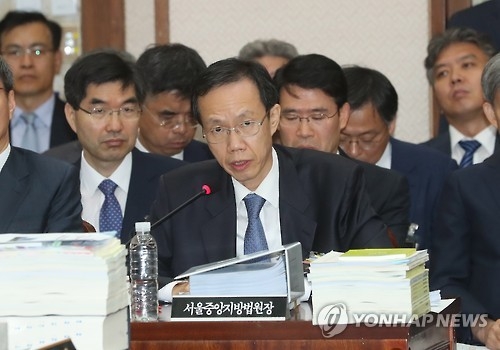 답변하는 강형주 서울중앙지방법원장(서울=연합뉴스) 이정훈 기자 = 강형주 서울중앙지방법원장이 5일 오전 서울 서초구 서울고등법원에서 열린 국회 법제사법위원회의 국정감사에서 의원들의 질의에 답변하고 있다. 2016.10.5uwg806@yna.co.kr(끝)