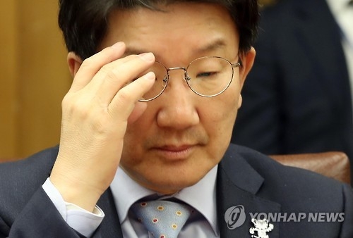 (서울=연합뉴스) 박동주 기자 = 국회 법제사법위원회 권성동 법사위원장이 21일 오후 서울 국회 접견실에서 열린 상임위원장단 간담회에서 안경을 고쳐 쓰고 있다. 2017.2.21pdj6635@yna.co.kr(끝)
