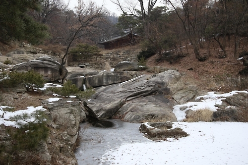 (서울=연합뉴스) 박상현 기자 = 서울 성북구 성락원의 내원. 자연 지형을 최대한 살린 한국 정원이다. 위쪽 건물은 '송석정'이다.