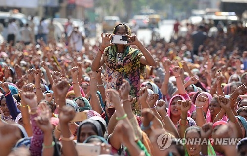 인도에서 휴대전화 가입자 수가 빠른 속도로 늘어나고 있다.