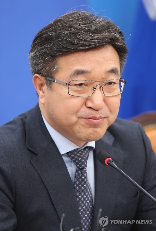 윤호중 "상법 개정안이 경영권 위협한다는 억지보도 중단해야" - 1