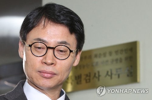 출근하는 이규철 특검보