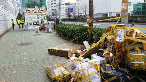 자전거 묶고, 쓰레기 마구 버리고…부산 소녀상 '몸살' - 1