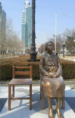 '평화의 소녀상'을 훼손하려는 움직임이 감지되고 있는 가운데 경기도 안양시도 평화의 소녀상을 공공조형물로 등록하기로 했다.(안양=연합뉴스)
