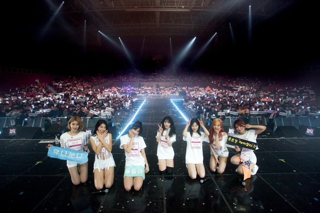 AOA, 11일 공연장서 팬들과 기념사진