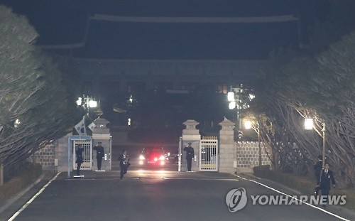 박 前대통령 삼성동 사저 도착…前핵심참모진·'진박'의원 마중 - 1