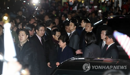 웃으며 사저 도착한 박 前대통령…지지자들 늦게까지 '탄핵무효'(종합) - 3