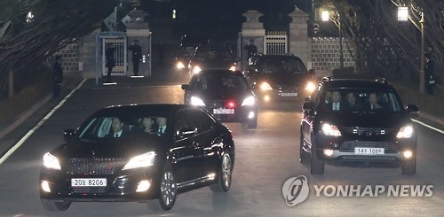 박 前대통령 "끝까지 함께 못해 미안"…靑직원과 눈물의 작별 - 1