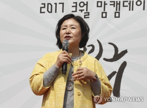 문재인 前대표 부인 김정숙씨, 청주서 '워킹맘' 애로사항 청취 - 1