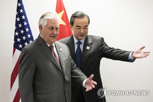 독일 본에서의 G20정상회의서 틸러슨(왼쪽)과 왕이