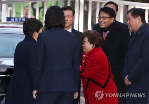 측근들과 악수하는 박 전 대통령
