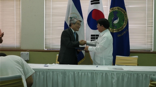 홍석화(왼쪽) 주니카라과 한국대사가 지난 30일(현지시간) 니카라과 외교부에서 데니스 몬카다 외교부 장관과 마나과 우회도로 건설사업에 대한 우리 정부의 대외경제협력기금(EDCF) 지원 약정을 체결한 뒤 악수하고 있다.