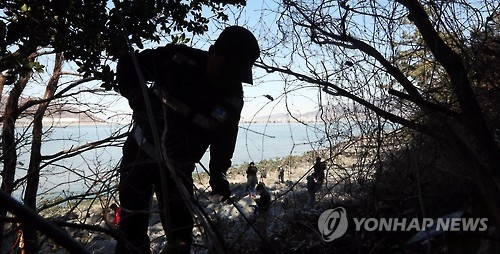 두살배기 시신을 수색하는 경찰.