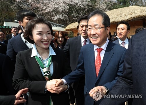 악수하는 홍준표