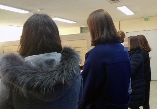 강원 모 초등학교 학부모들이 지난 1월 자녀들이 다니는 학교에서 특정 종교에 대한 교육이 이뤄지고 있다며 강원도교육청 차원의 조치를 요구하고 있다.