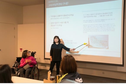 시민봉사자 교육하는 무의 홍윤희 이사장