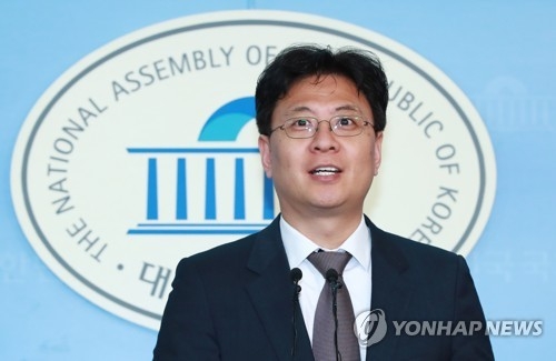 한국당·국민의당 "文, 盧사돈 음주교통사고 은폐의혹 해명하라" - 2